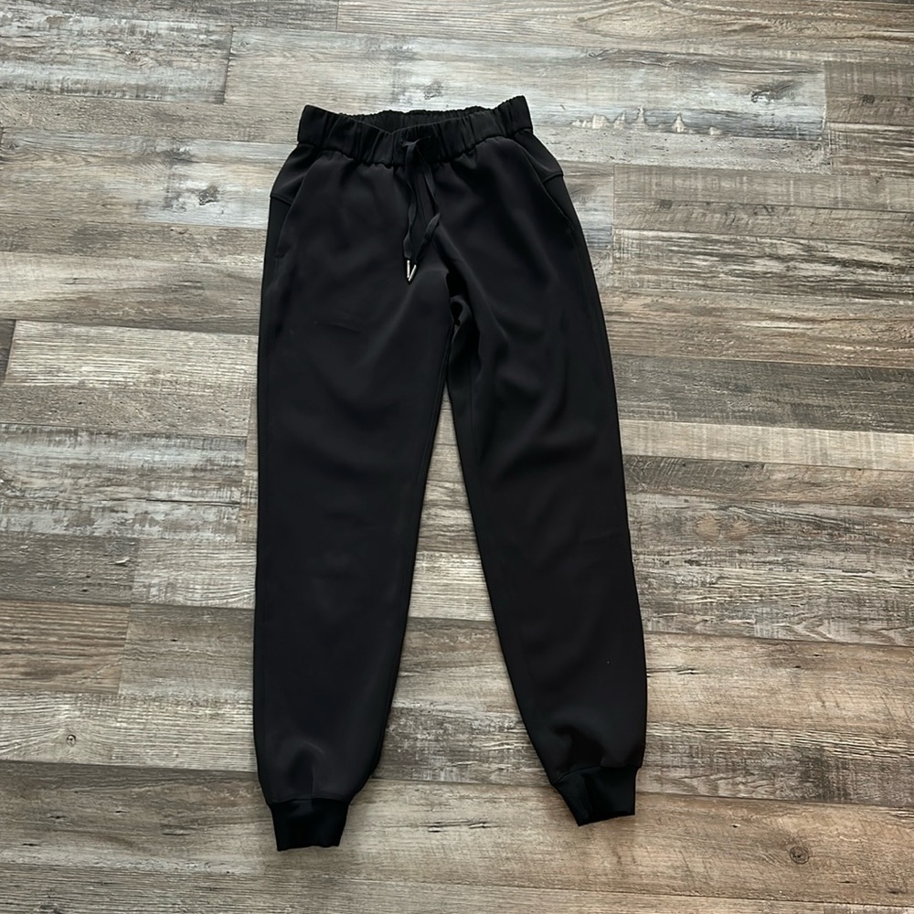 Lululemon on the fly joggers